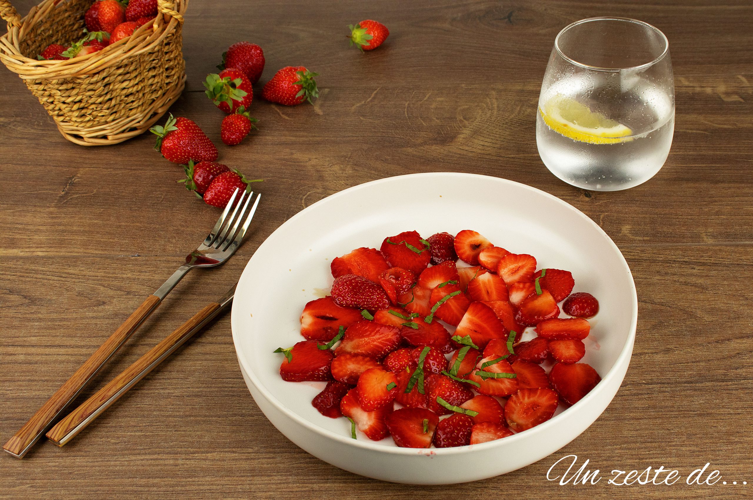 Carpaccio de fraises au vinaigre balsamique et basilic