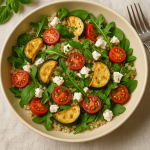 Salade tiède de quinoa, courgettes rôties et feta
